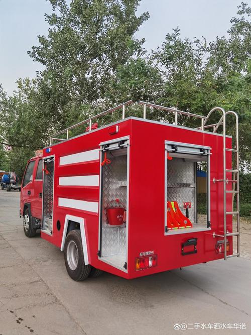 后置消防用品 及消防水带.全车铝合金铺垫,美观大方不生锈